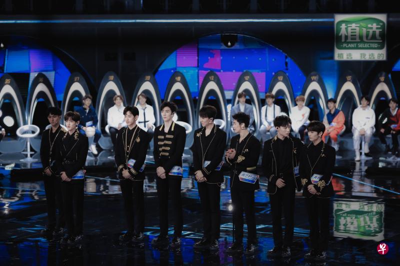 节目未播,一些组合已拥有高度的关注度,包括Uniq组合队长周艺轩(右三)。(互联网) 节目未播,一些组合已拥有高度的关注度,包括Uniq组合队长周艺轩(右三)。(互联网)