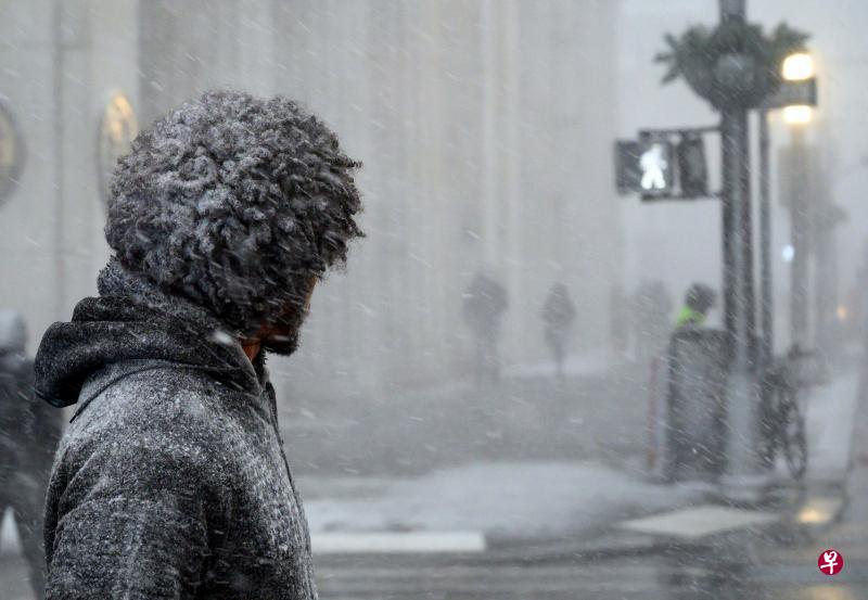 纽约市受到极地涡旋寒流影响,30日下起了纷飞大雪,一名在曼哈顿街头等交通灯转绿的男子,头发都已冷得结霜。(法新社) 纽约市受到极地涡旋寒流影响,30日下起了纷飞大雪,一名在曼哈顿街头等交通灯转绿的男子,头发都已冷得结霜。(法新社)