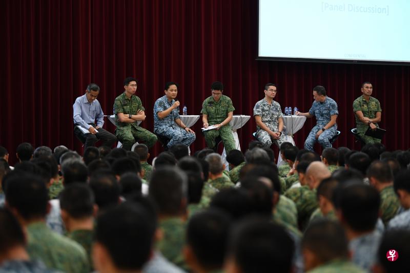 三军总长王赐吉中将（台上中）昨天在巴西拉峇军营召开武装部队指挥官全体会议，同750名担任指挥官的正规与战备军人对话，参与的包括陆军总长吴仕豪少将（左二）、空军总长陈尉民少将（左三）以及海军总长柳俊泓少将（右三）。（国防部提供）