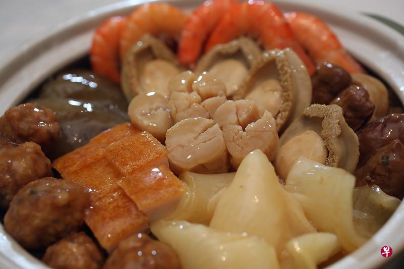 盆菜食材丰富,是近年来深受欢迎的年菜。(档案照) 盆菜食材丰富,是近年来深受欢迎的年菜。(档案照)