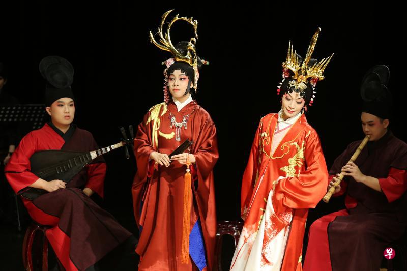 《费特儿》是湘灵与台湾国光的首个跨域跨界合作,把南音、京剧和现代舞巧妙相结合。湘灵的林明依(左二)与国光的朱胜丽(右二)分饰戏里王后的角色。(梁伟康摄) 《费特儿》是湘灵与台湾国光的首个跨域跨界合作,把南音、京剧和现代舞巧妙相结合。湘灵的林明依(左二)与国光的朱胜丽(右二)分饰戏里王后的角色。(梁伟康摄)