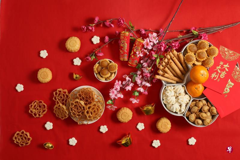 农历新年将至，传统年饼如黄梨挞、万吉糕、鸡蛋卷、角仔、蜂窝饼及鸡蛋糕捎来春的气息。（龙国雄/摄）