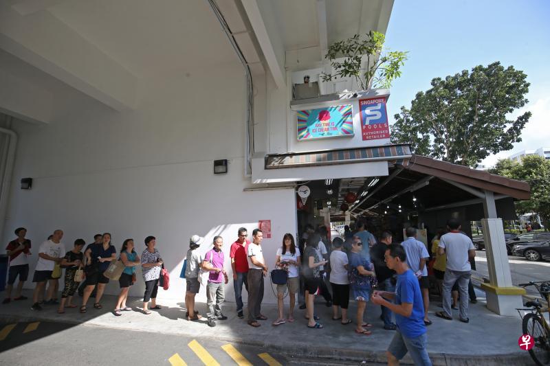 团圆多多昨晚开奖前,许多公众到多次开出头奖的后港同益发投注站下注。(谢智扬摄) 团圆多多昨晚开奖前,许多公众到多次开出头奖的后港同益发投注站下注。(谢智扬摄)