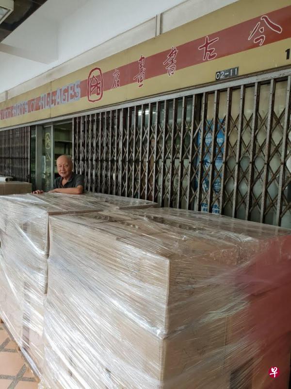 饶士复在结业后的今古书画店留影。(受访者提供) 饶士复在结业后的今古书画店留影。(受访者提供)