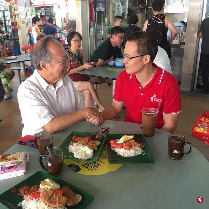 陈清木(左)走访由财政部长王瑞杰领军的淡滨尼集选区,遇上集选区的其中一名议员朱倍庆。(取自陈清木面簿) 陈清木(左)走访由财政部长王瑞杰领军的淡滨尼集选区,遇上集选区的其中一名议员朱倍庆。(取自陈清木面簿)