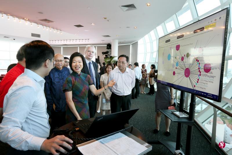 通讯及新闻部兼文化、社区及青年部高级政务部长沈颖(左三)在国大中文系研究员的指引下,首试上线后的“新加坡人物传记数据库”。在旁为国大中文系主任丁荷生(左四)及宗乡总会学术委员会主任柯木林(左二)。(龙国雄摄) 通讯及新闻部兼文化、社区及青年部高级政务部长沈颖(左三)在国大中文系研究员的指引下,首试上线后的“新加坡人物传记数据库”。在旁为国大中文系主任丁荷生(左四)及宗乡总会学术委员会主任柯木林(左二)。(龙国雄摄)