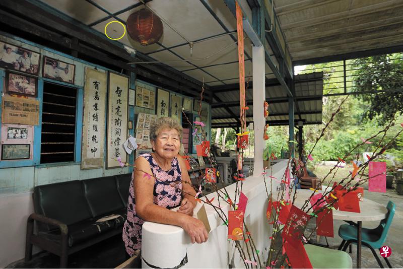 陈秀贞阿嫲守护乌敏岛的家超过60年,图中天花板上的小洞(黄圈),就是老村长爱妻当年舍命救全家九人后留下的痕迹。 陈秀贞阿嫲守护乌敏岛的家超过60年,图中天花板上的小洞(黄圈),就是老村长爱妻当年舍命救全家九人后留下的痕迹。