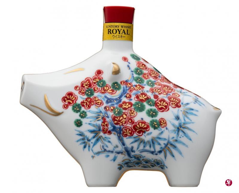 Royal威士忌野猪陶瓷瓶身,绘有松竹梅纹饰。(互联网) Royal威士忌野猪陶瓷瓶身,绘有松竹梅纹饰。(互联网)