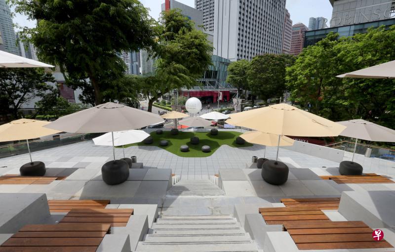 坐在阶梯式天台就像坐在乌节路的最前排，坐拥新加坡购物心脏地带的车水马龙。