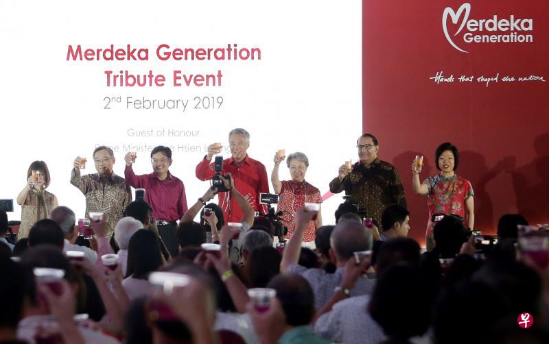 昨天在滨海湾花园的活动上,卫生部兼环境及水源部高级政务部长许连碹博士(左起)、卫生部长颜金勇、财政部长王瑞杰、李显龙总理和夫人何晶、通讯及新闻部长易华仁,以及通讯及新闻部兼文化、社区及青年部高级政务部长沈颖一起举杯向立国一代致敬。(陈渊庄摄) 昨天在滨海湾花园的活动上,卫生部兼环境及水源部高级政务部长许连碹博士(左起)、卫生部长颜金勇、财政部长王瑞杰、李显龙总理和夫人何晶、通讯及新闻部长易华仁,以及通讯及新闻部兼文化、社区及青年部高级政务部长沈颖一起举杯向立国一代致敬。(陈渊庄摄)