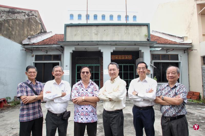 福州会馆及福州公建普度社负责人在搬空的旧会所前合影留念。左起是徐礼根、程道润、林元祈、洪宝兴、程文銮和邹玉珠。(特约陈福洲摄) 福州会馆及福州公建普度社负责人在搬空的旧会所前合影留念。左起是徐礼根、程道润、林元祈、洪宝兴、程文銮和邹玉珠。(特约陈福洲摄)