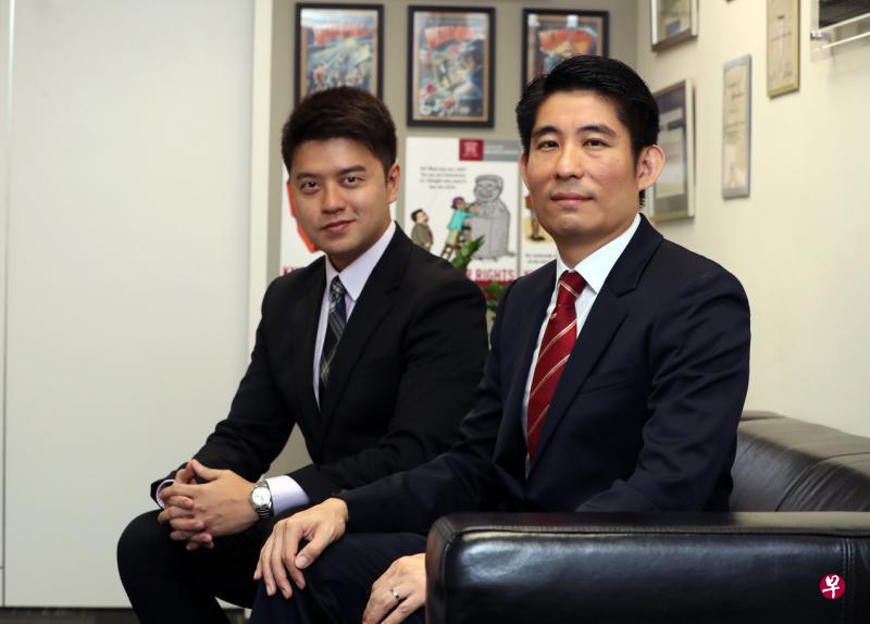 刑事法律援助计划委员会主席江祐贤律师(右)认为,刑事法律援助计划这几年来不仅为更多被告提供援助,也培养了一群对刑事案有兴趣的律师,包括高级无偿律师黄世扬(左)。(饶进礼摄) 刑事法律援助计划委员会主席江祐贤律师(右)认为,刑事法律援助计划这几年来不仅为更多被告提供援助,也培养了一群对刑事案有兴趣的律师,包括高级无偿律师黄世扬(左)。(饶进礼摄)