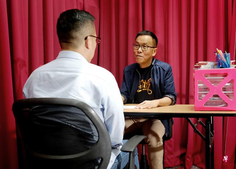 从过年小赌慢慢引发赌瘾,埃里克(背向镜头)后来沉迷于网络赌球,欠债累累,导致妻离子散。他在两年前寻求由李汉忠(面向镜头者)创办的蒙恩社会福利组织的协助,成功戒赌,重拾人生。(曾坤顺摄) 从过年小赌慢慢引发赌瘾,埃里克(背向镜头)后来沉迷于网络赌球,欠债累累,导致妻离子散。他在两年前寻求由李汉忠(面向镜头者)创办的蒙恩社会福利组织的协助,成功戒赌,重拾人生。(曾坤顺摄)