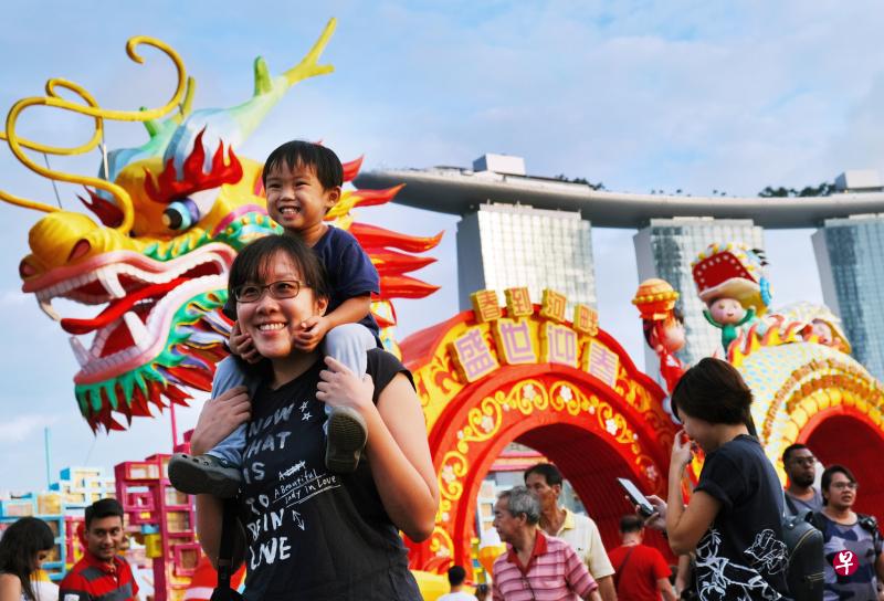 春到河畔今年配合新加坡开埠200周年,在入口装置龙形大拱门,龙身蜿蜒盘旋,呈现“200”的数字造型,是公众拍照的一大热点。(林泽锐摄) 春到河畔今年配合新加坡开埠200周年,在入口装置龙形大拱门,龙身蜿蜒盘旋,呈现“200”的数字造型,是公众拍照的一大热点。(林泽锐摄)