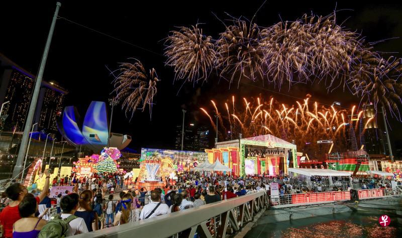 除夕夜举行的开幕仪式上,由意大利烟火特效师燃放的烟花,就令在场成千上万的公众眼前一亮。(叶振忠摄) 除夕夜举行的开幕仪式上,由意大利烟火特效师燃放的烟花,就令在场成千上万的公众眼前一亮。(叶振忠摄)