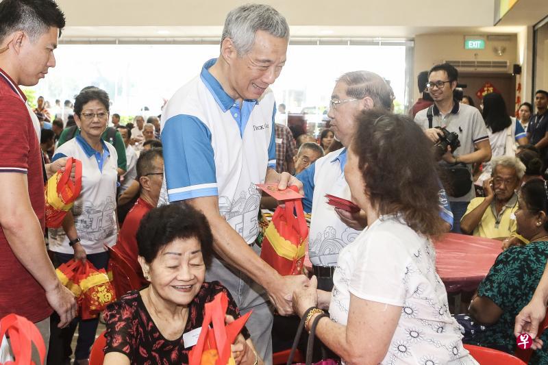 李显龙总理星期天在宏茂桥德义区给居民拜早年。(梁伟康摄) 李显龙总理星期天在宏茂桥德义区给居民拜早年。(梁伟康摄)