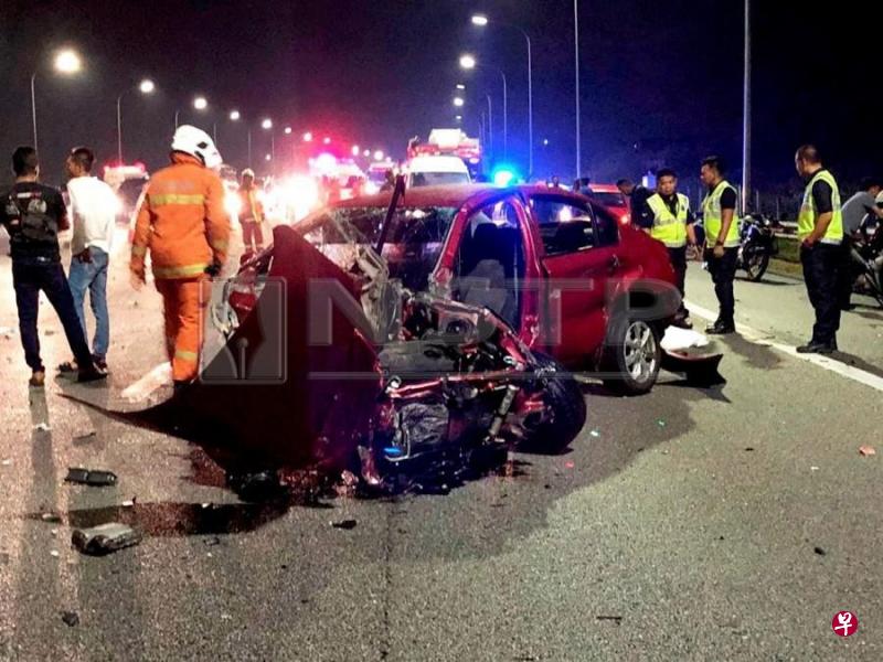 森美兰载着一家七口的普腾轿车与一辆巴士在南北大道相撞,一对姐弟被抛出车外不幸丧命。(新海峡时报) 森美兰载着一家七口的普腾轿车与一辆巴士在南北大道相撞,一对姐弟被抛出车外不幸丧命。(新海峡时报)