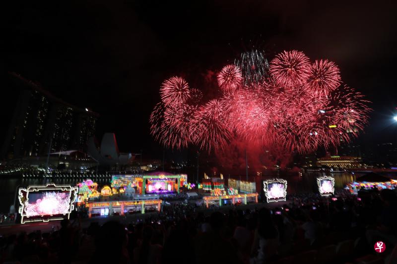 配合新加坡开埠200周年举行的“丰年稔岁烟花夜”在滨海湾浮动舞台举行,是春到河畔历来规模最盛大的烟花汇演。(饶进礼摄) 配合新加坡开埠200周年举行的“丰年稔岁烟花夜”在滨海湾浮动舞台举行,是春到河畔历来规模最盛大的烟花汇演。(饶进礼摄)