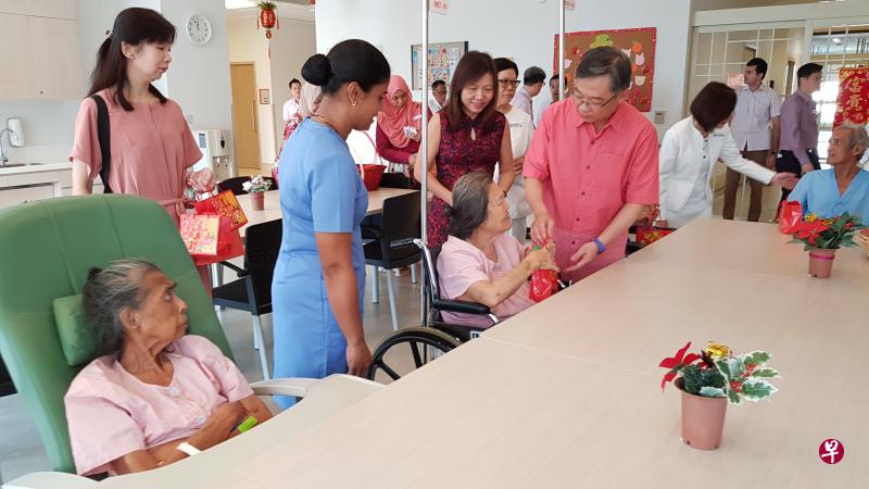 卫生部长颜金勇（右一）到樟宜中央医院和圣安德烈社区医院探班，为留医病人和坚守工作岗位的医护人员，送上新年祝福。（余忠达摄）
