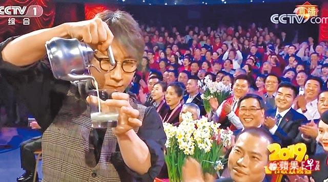 刘谦（左）表演《魔壶》，应观众要求倒出豆汁。（互联网）