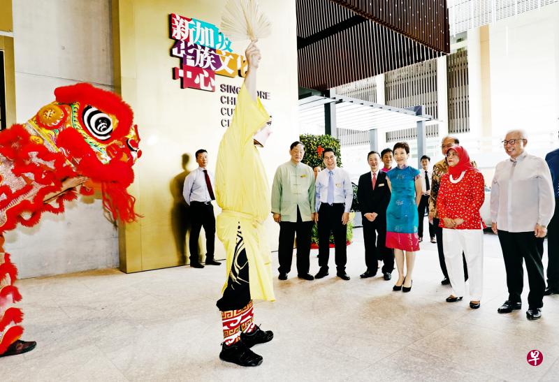 哈莉玛总统(右二)昨天出席新加坡华族文化中心和新加坡宗乡会馆联合总会联办的新春团拜,右一为宗乡总会荣誉会长兼华族文化中心主席蔡天宝,右三是文化、社区及青年部长傅海燕。(何家俊摄) 哈莉玛总统(右二)昨天出席新加坡华族文化中心和新加坡宗乡会馆联合总会联办的新春团拜,右一为宗乡总会荣誉会长兼华族文化中心主席蔡天宝,右三是文化、社区及青年部长傅海燕。(何家俊摄)