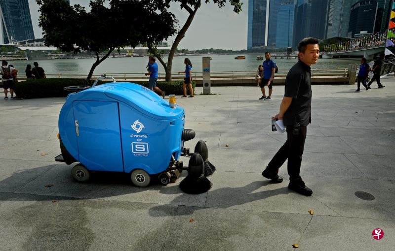 滨海艺术中心是首批加入国家环境局环境服务业转型蓝图的合作伙伴之一,中心过去几年来采用多种创新环境科技提高清洁工作效率。如这台自动扫地机只需一名清洁工就近操作,就能按预设选项自行打扫。该中心也率先采用了以绩效为本的清洁合约模式,更有系统地评估清洁工作。(曾坤顺摄) 滨海艺术中心是首批加入国家环境局环境服务业转型蓝图的合作伙伴之一,中心过去几年来采用多种创新环境科技提高清洁工作效率。如这台自动扫地机只需一名清洁工就近操作,就能按预设选项自行打扫。该中心也率先采用了以绩效为本的清洁合约模式,更有系统地评估清洁工作。(曾坤顺摄)