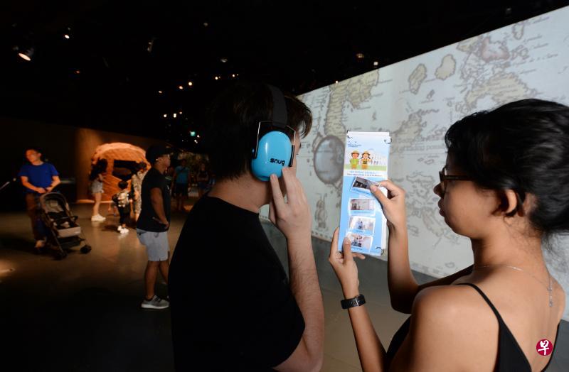 新加坡国家博物馆配合“静谧早晨”措施,推出有助特需者减缓焦虑的辅助资源。图为博物馆工作人员示范其中一些资源,例如有助于隔断环境噪音的耳罩,以及可让特需者对参观博物馆有心理准备的图像行程表。(潘丰源摄) 新加坡国家博物馆配合“静谧早晨”措施,推出有助特需者减缓焦虑的辅助资源。图为博物馆工作人员示范其中一些资源,例如有助于隔断环境噪音的耳罩,以及可让特需者对参观博物馆有心理准备的图像行程表。(潘丰源摄)