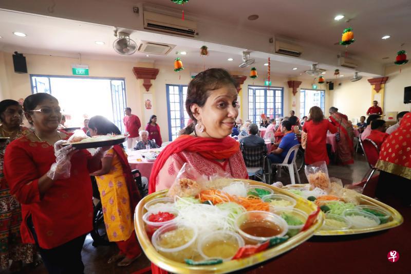 每逢农历新年,马里安曼印度庙的义工都以美食与表演招待年长者,为他们献上新春祝福。(陈来福摄) 每逢农历新年,马里安曼印度庙的义工都以美食与表演招待年长者,为他们献上新春祝福。(陈来福摄)