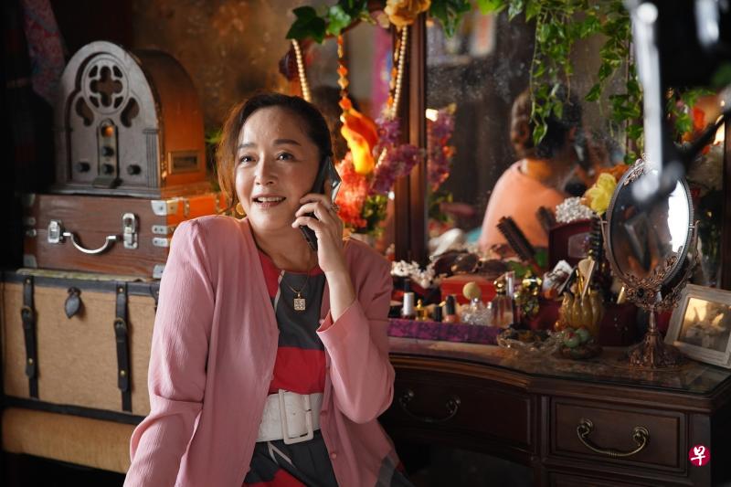 台湾女星恬妞在香港贺岁电影《如珠如宝》演住在老人院,爱跳舞的活泼老人。(邵氏提供) 台湾女星恬妞在香港贺岁电影《如珠如宝》演住在老人院,爱跳舞的活泼老人。(邵氏提供)