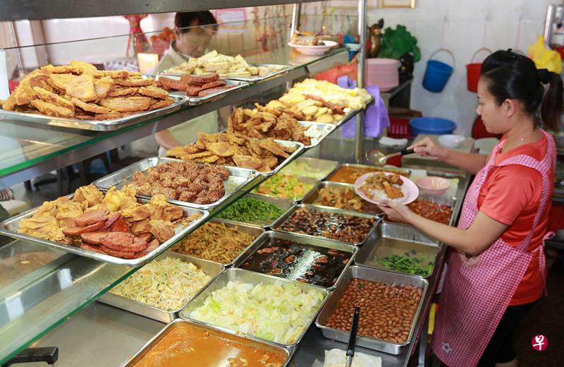 店家每天都现炒20道美味佳肴。(曾宪隆摄) 店家每天都现炒20道美味佳肴。(曾宪隆摄)