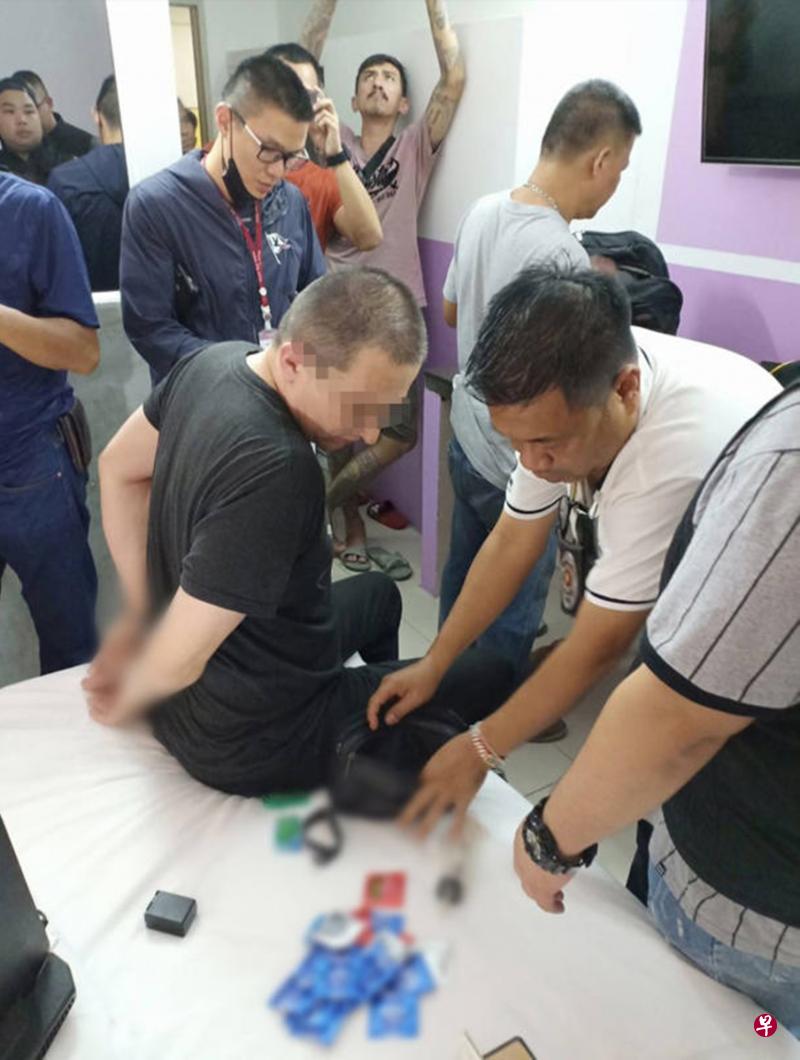 凯诺周一在曼谷帕亚泰一带的酒店客房被扣留,警方还搜获性爱视频、避孕套、“液体伟哥”卡玛格拉凝胶等。(互联网) 凯诺周一在曼谷帕亚泰一带的酒店客房被扣留,警方还搜获性爱视频、避孕套、“液体伟哥”卡玛格拉凝胶等。(互联网)