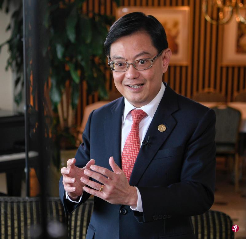 财政部长王瑞杰昨天代表政府针对《联合早报》本月1日题为“纠正过失恢复公众信心”的社论,就公共部门和公共服务企业近期一系列疏忽导致公众对公共服务信心动摇作出回应。(档案照片) 财政部长王瑞杰昨天代表政府针对《联合早报》本月1日题为“纠正过失恢复公众信心”的社论,就公共部门和公共服务企业近期一系列疏忽导致公众对公共服务信心动摇作出回应。(档案照片)