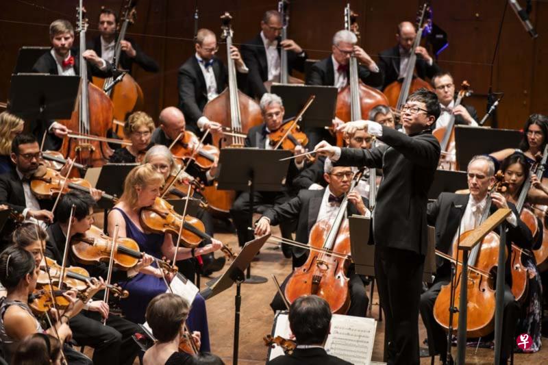 纽约爱乐乐团一年一度的农历新年音乐会邀请我国青年指挥家黄佳俊为客席指挥,他是我国首位获此殊荣的指挥家。(互联网) 纽约爱乐乐团一年一度的农历新年音乐会邀请我国青年指挥家黄佳俊为客席指挥,他是我国首位获此殊荣的指挥家。(互联网)