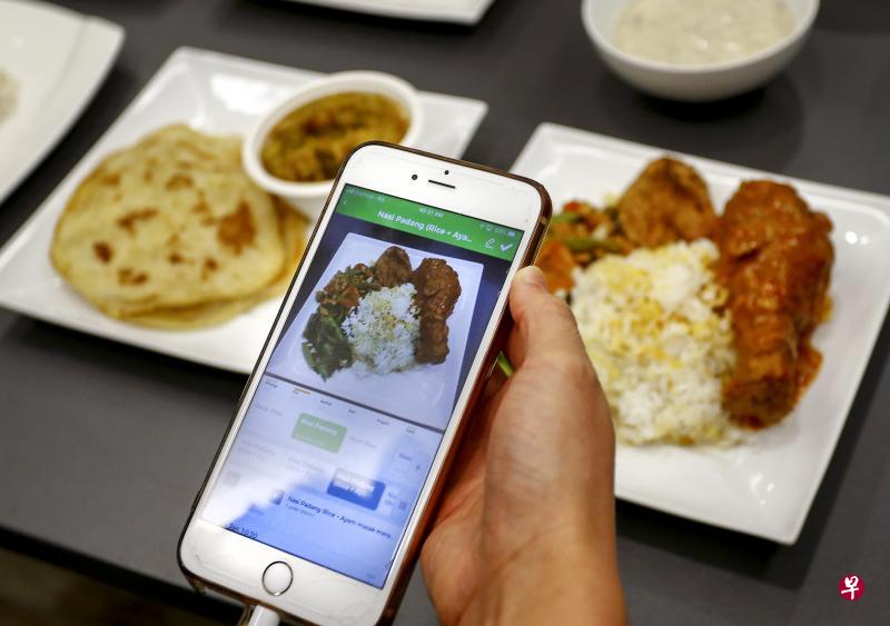 病人上传食物的照片到JHfoodlg后,手机应用会显示食物中的卡路里、碳水化合物、脂肪等含量,营养师也能透过手机应用观察病人所吃的食物,再提出具体改善饮食习惯的方法。(特约林琬清摄) 病人上传食物的照片到JHfoodlg后,手机应用会显示食物中的卡路里、碳水化合物、脂肪等含量,营养师也能透过手机应用观察病人所吃的食物,再提出具体改善饮食习惯的方法。(特约林琬清摄)