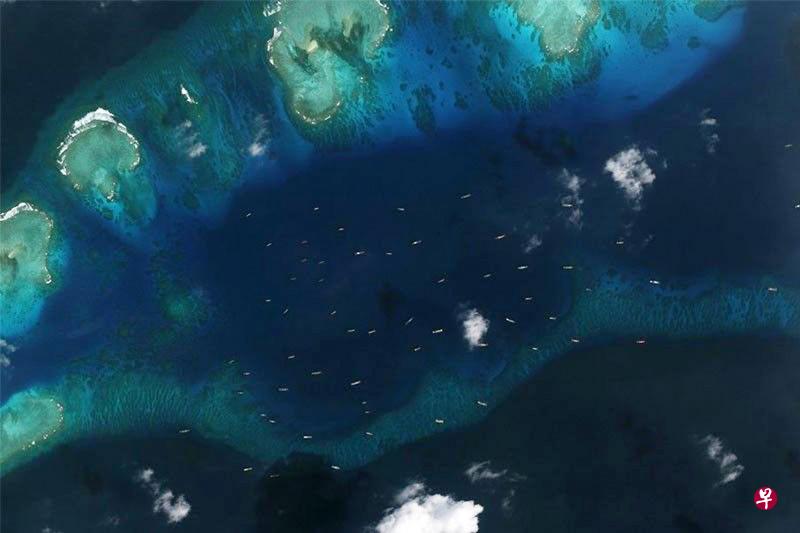 AMTI上月的卫星照片显示,菲律宾在中业岛填海造地,中国派出多艘船只到该小岛周围包围施压。(互联网) AMTI上月的卫星照片显示,菲律宾在中业岛填海造地,中国派出多艘船只到该小岛周围包围施压。(互联网)