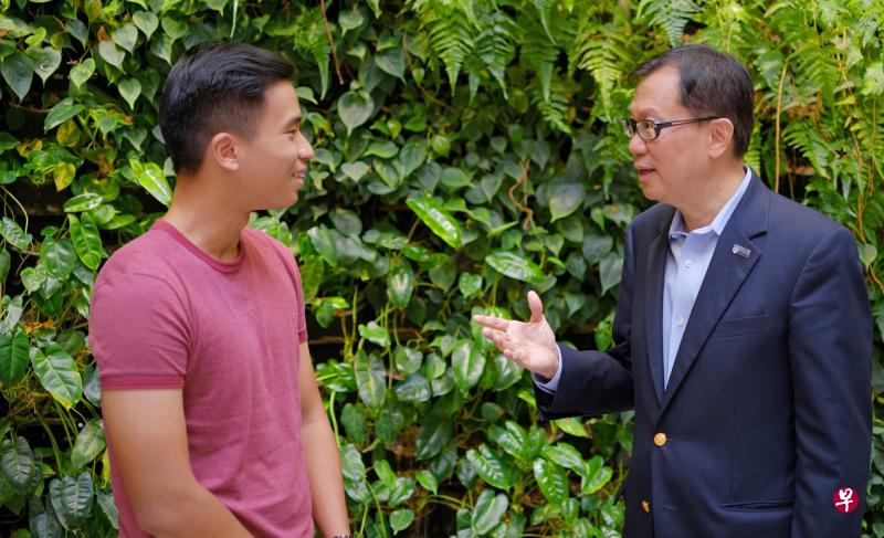 新加坡国立大学高级常务副校长兼教务长何德华教授(右)昨天宣布“自行设计课程”计划,陈家淞(左)和其他国大学生来临学期起,可自行设计值四学分的选修课程。(新加坡国立大学提供) 新加坡国立大学高级常务副校长兼教务长何德华教授(右)昨天宣布“自行设计课程”计划,陈家淞(左)和其他国大学生来临学期起,可自行设计值四学分的选修课程。(新加坡国立大学提供)