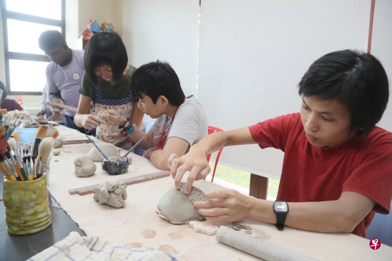 友诺士德教迟钝院每周一次请来专业导师,教导近10名居住在那里的智障者以及多动症患者制作陶瓷。其中,黄丽珍(右一)参与课程已有一年。(吴伟国摄) 友诺士德教迟钝院每周一次请来专业导师,教导近10名居住在那里的智障者以及多动症患者制作陶瓷。其中,黄丽珍(右一)参与课程已有一年。(吴伟国摄)