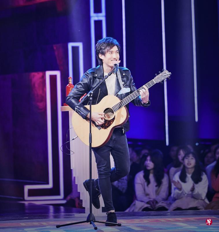 本地音乐人李俊纬在中国节目《新相亲大会》展示音乐才华。 本地音乐人李俊纬在中国节目《新相亲大会》展示音乐才华。