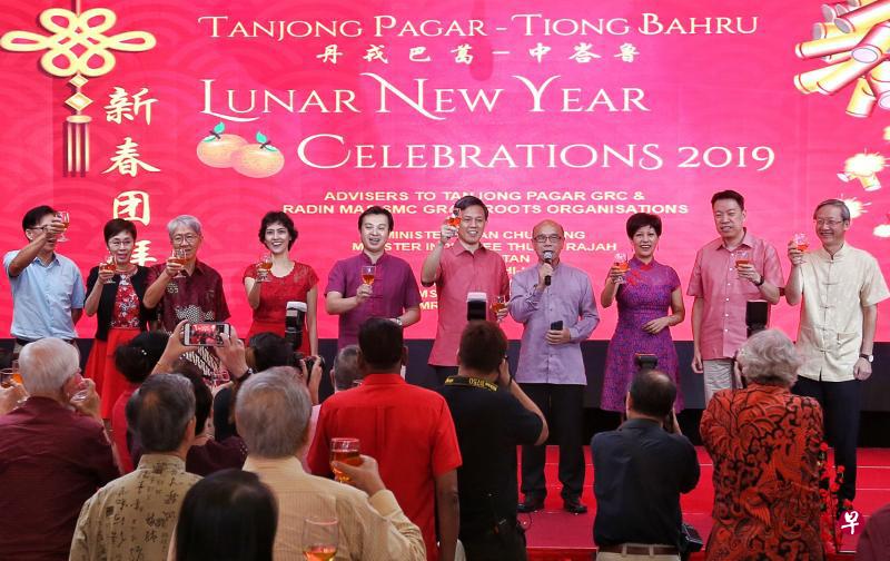 贸工部长陈振声(右五)连同丹戎巴葛集选区议员祖安清心(左四)和谢世儒医生(左五),与新春节庆筹委会主席何乃全(右四起)、总理公署部长兼财政部和教育部第二部长英兰妮、丹戎巴葛集选区议员杨益财,以及外交部兼社会及家庭发展部政务部长陈振泉,在丹戎巴葛—中峇鲁新春晚宴上向基层领袖、会馆代表与居民敬酒。(特约陈福洲摄) 贸工部长陈振声(右五)连同丹戎巴葛集选区议员祖安清心(左四)和谢世儒医生(左五),与新春节庆筹委会主席何乃全(右四起)、总理公署部长兼财政部和教育部第二部长英兰妮、丹戎巴葛集选区议员杨益财,以及外交部兼社会及家庭发展部政务部长陈振泉,在丹戎巴葛—中峇鲁新春晚宴上向基层领袖、会馆代表与居民敬酒。(特约陈福洲摄)