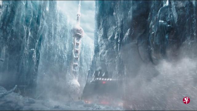 有消息传正在上映的科幻片《流浪地球》在拍摄过程中,因为万达中途撤资改投《情圣2》险些夭折,万达回应称消息不实。图为《流浪地球》剧照。(互联网) 有消息传正在上映的科幻片《流浪地球》在拍摄过程中,因为万达中途撤资改投《情圣2》险些夭折,万达回应称消息不实。图为《流浪地球》剧照。(互联网)