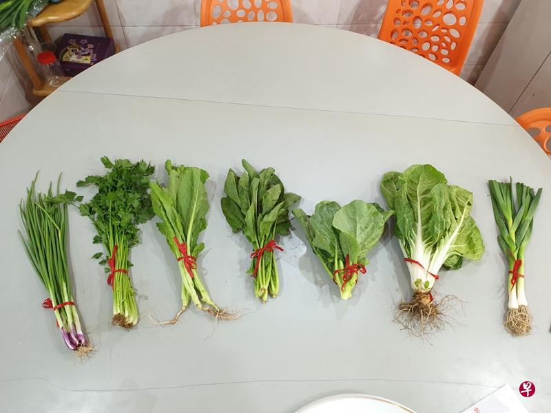 初七人日吃七样菜,分别有(依次序)葱、芹菜 、春菜 、波菜、芥兰、厚合和蒜。 (受访者提供) 初七人日吃七样菜,分别有(依次序)葱、芹菜 、春菜 、波菜、芥兰、厚合和蒜。 (受访者提供)