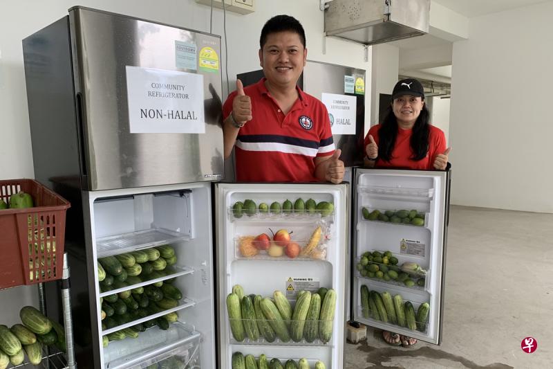 SG Food Rescue志愿者叶永耀(左)与蔡琼安把原本丢弃的蔬果重新活用,送到义顺南社区冰箱。 SG Food Rescue志愿者叶永耀(左)与蔡琼安把原本丢弃的蔬果重新活用,送到义顺南社区冰箱。