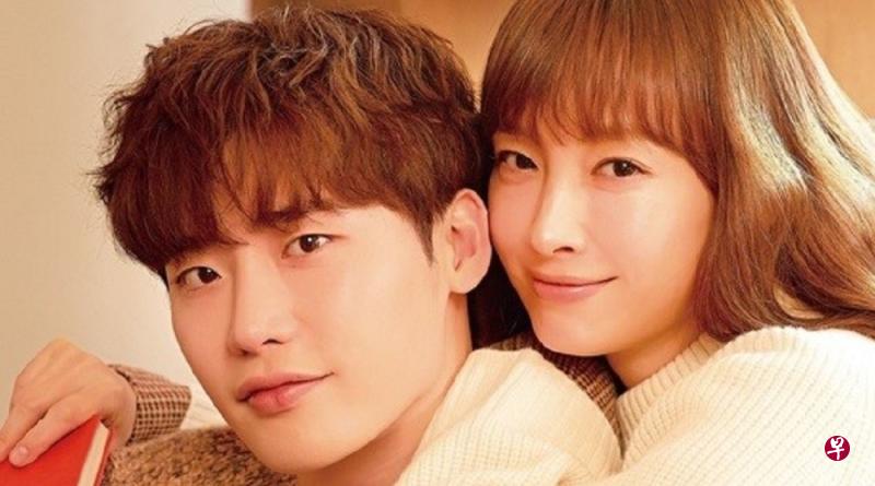 李钟硕与李奈映主演《罗曼史是别册附录》。(图:网络) 李钟硕与李奈映主演《罗曼史是别册附录》。(图:网络)