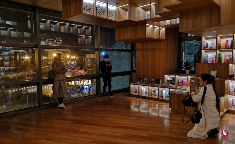 位于前门大街入口的24小时Page One成了网红打卡书店。(孟丹丹摄) 位于前门大街入口的24小时Page One成了网红打卡书店。(孟丹丹摄)