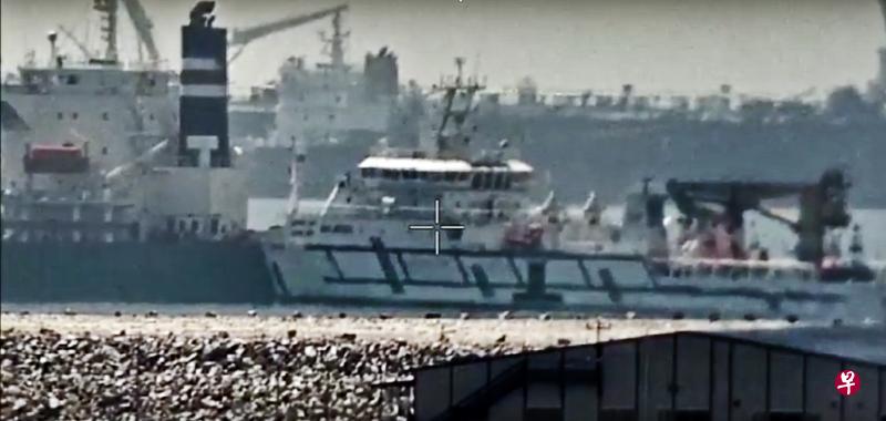 停泊在我国大士以西海域的马来西亚浮标船Polaris(右),前天与希腊散装货船Pireas(左)相撞,幸未造成人命伤亡或漏油事故。(新加坡警察部队提供) 停泊在我国大士以西海域的马来西亚浮标船Polaris(右),前天与希腊散装货船Pireas(左)相撞,幸未造成人命伤亡或漏油事故。(新加坡警察部队提供)