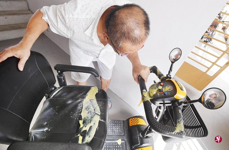 杨先生表示,电动 轮椅遭人恶作剧破 坏,泼上强力胶。 杨先生表示,电动 轮椅遭人恶作剧破 坏,泼上强力胶。