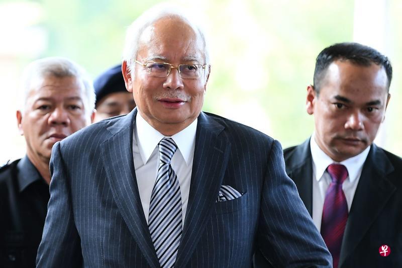 纳吉一度被母校英国诺丁汉大学列入“马来西亚杰出校友”榜,但在爆发一马公司丑闻后,他的名字突然从榜上消失。(法新社) 纳吉一度被母校英国诺丁汉大学列入“马来西亚杰出校友”榜,但在爆发一马公司丑闻后,他的名字突然从榜上消失。(法新社)