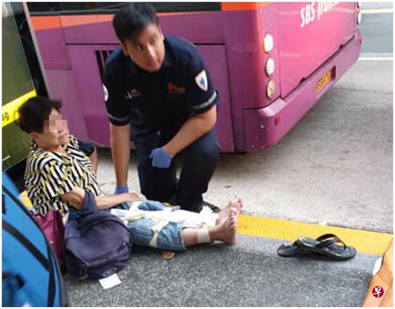 巴士站设有三个梯级,老妇相信是在跨上巴士时,失去平衡跌倒。(受访者提供) 巴士站设有三个梯级,老妇相信是在跨上巴士时,失去平衡跌倒。(受访者提供)