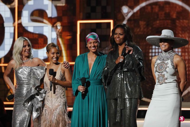 女神卡卡(左起)与杰达平克史密斯、艾莉西亚凯斯、美国前第一夫人米歇尔奥巴马、珍妮花洛佩丝同台,为典礼带来惊喜。(路透社) 女神卡卡(左起)与杰达平克史密斯、艾莉西亚凯斯、美国前第一夫人米歇尔奥巴马、珍妮花洛佩丝同台,为典礼带来惊喜。(路透社)