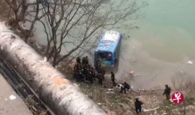 陕西省宁强县一辆公交车行驶时失控坠入江中。(澎湃视频截图) 陕西省宁强县一辆公交车行驶时失控坠入江中。(澎湃视频截图)